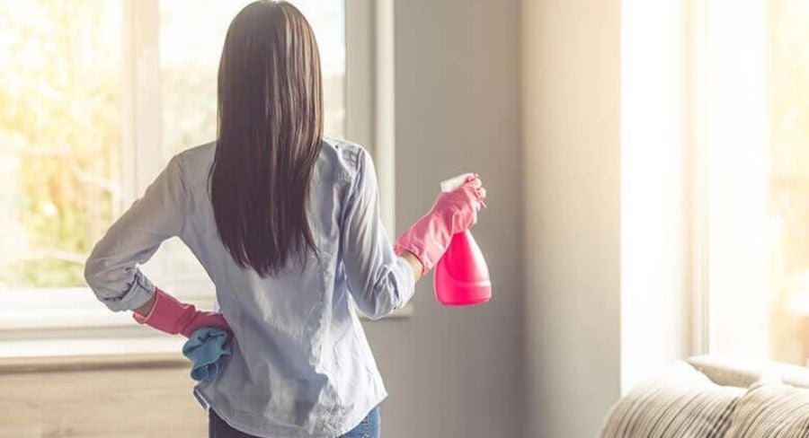 Mujer con guantes de limpieza