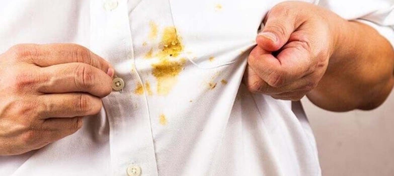 mancha de comida en ropa blanca