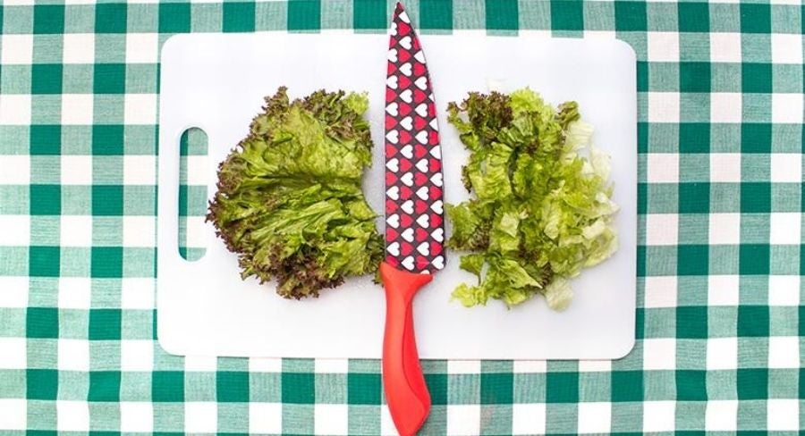 1. El primer paso para preparar ensaladas frescas es lavar las lechugas y córtalas en tiras tan pequeñas como gustes.