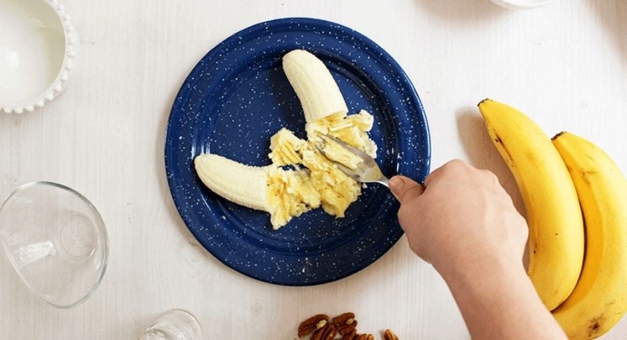 Budín de banana: En otro recipiente machacamos las bananas hasta quedar cremosas.