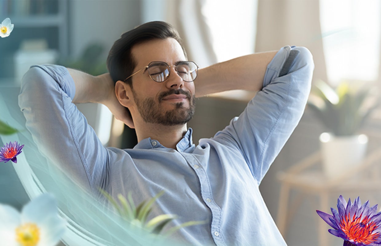 Hombre descansando disfrutando del aroma de Fabuloso Jazmín