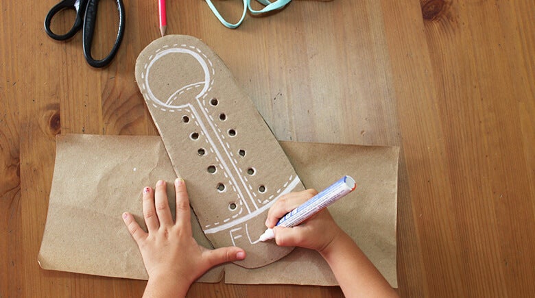 Enseñarle a tus hijos a amarrarse las agujetas: Decora el zapato