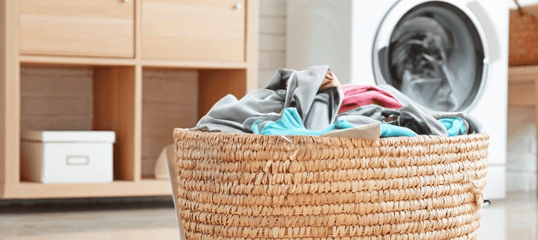 Separa tu ropa por colores para evitar manchas y mantenerla como nueva.