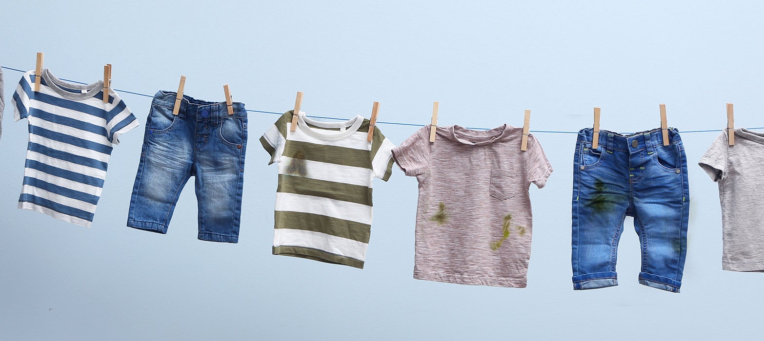 Aunque parezca que las manchas de pasto en la ropa son permanentes, ¡hay solución! Toma nota de la regla de oro: mientras más rápido trates una mancha, más rápido saldrá