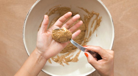 Galletas sin leche ni huevo:Saca cucharadas de masa