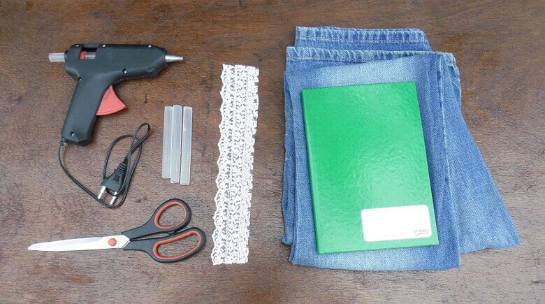 materiales sobre fondo de madera