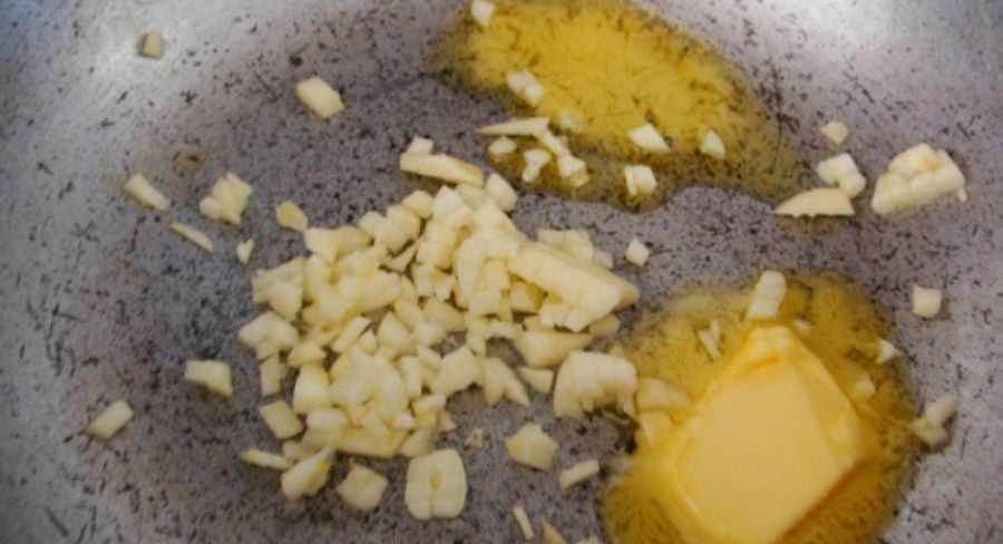 ajo y mantequilla en un sartén