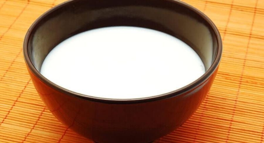 Cómo quitar manchas de tinta de la ropa: agrega un poco de leche con agua sobre la mancha