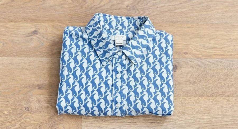 Cómo doblar una camisa