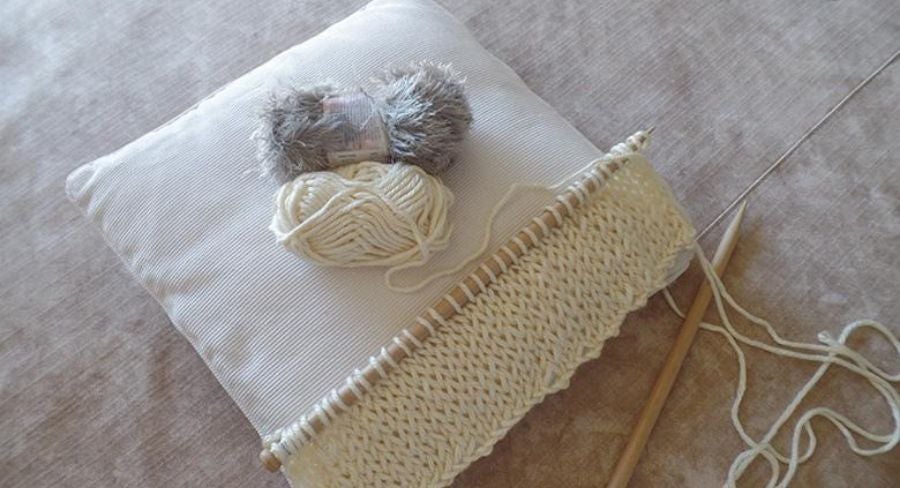 Tejiendo funda en tela para cojín