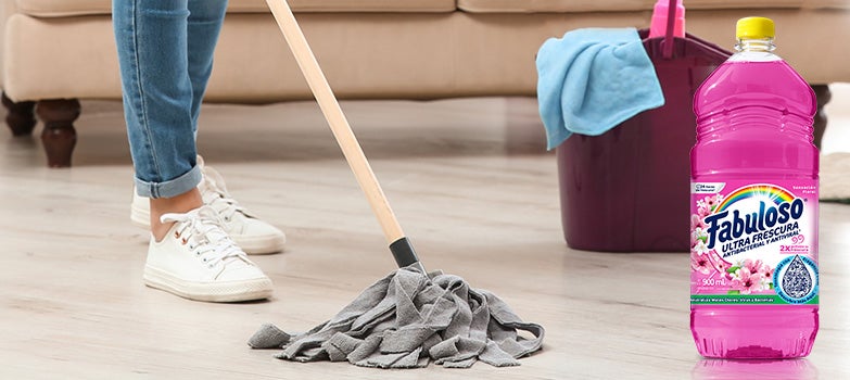 Botella de limpiador de pisos Fabuloso con fragancia a rosa, para una limpieza delicada y perfumada