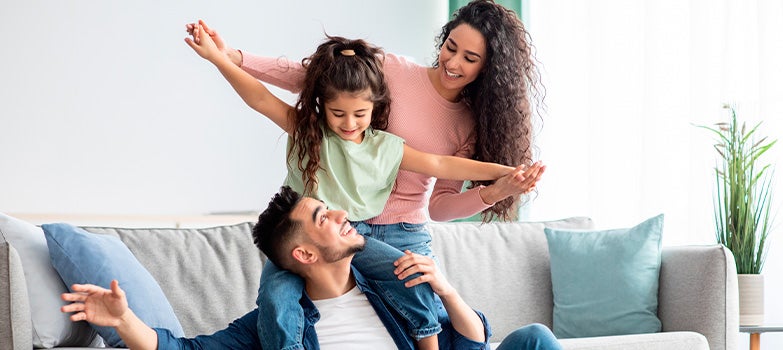 Sala-comedor impecable y ordenada, lista para compartir momentos especiales