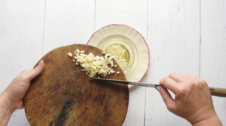 Insecticida casero: Agregar el ajo al aceite