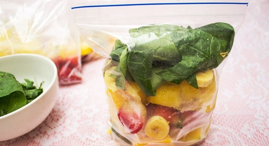 prepara batido de fruta para un desayuno rápido