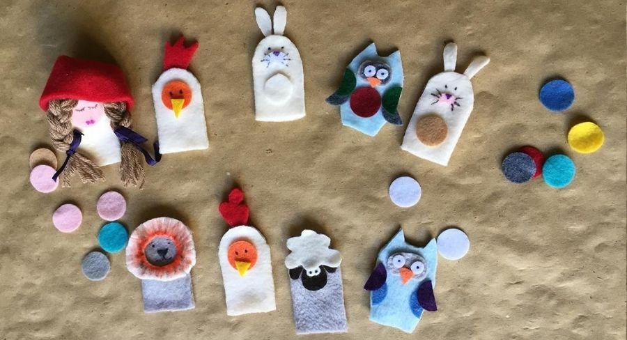 Varios titeres de dedos terminados