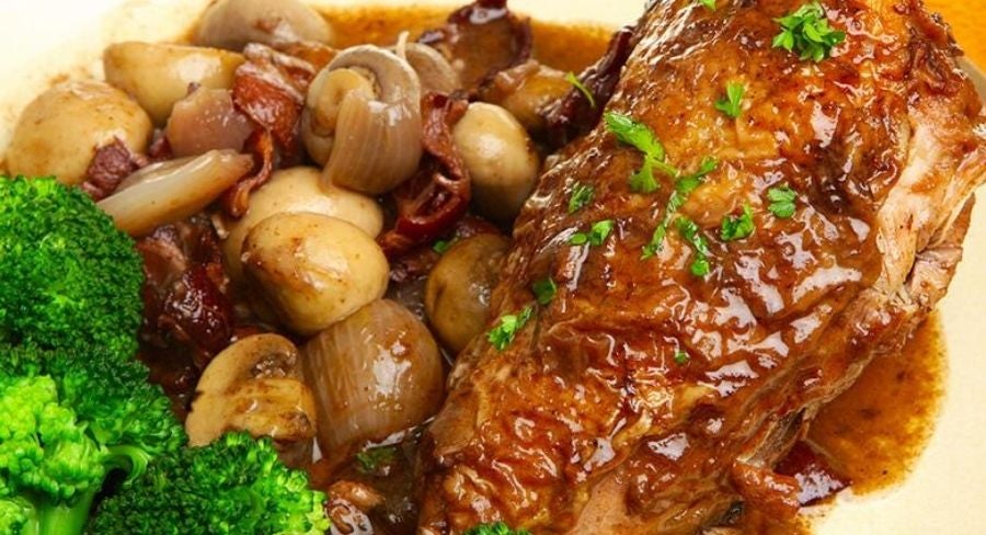 Pollo con setas al vino