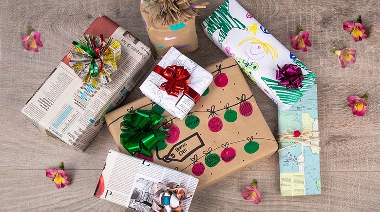 regalos en el piso de madera 