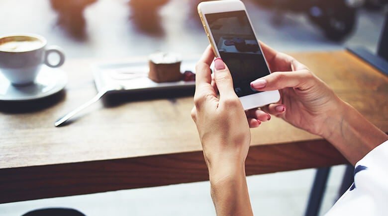 Mujer mirando el celular