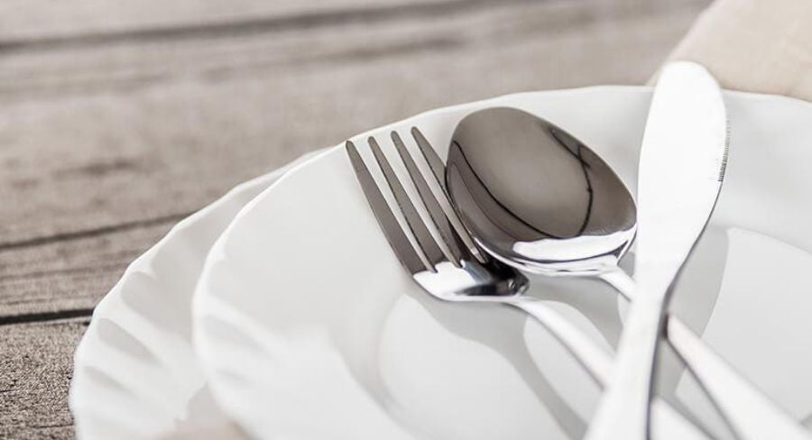 seca los cubiertos con toallas de papel