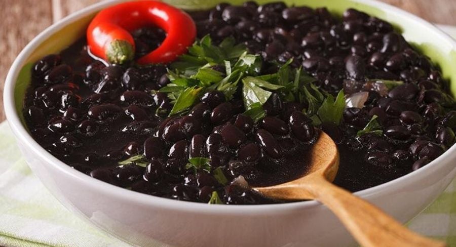 frijoles con cuchara dentro