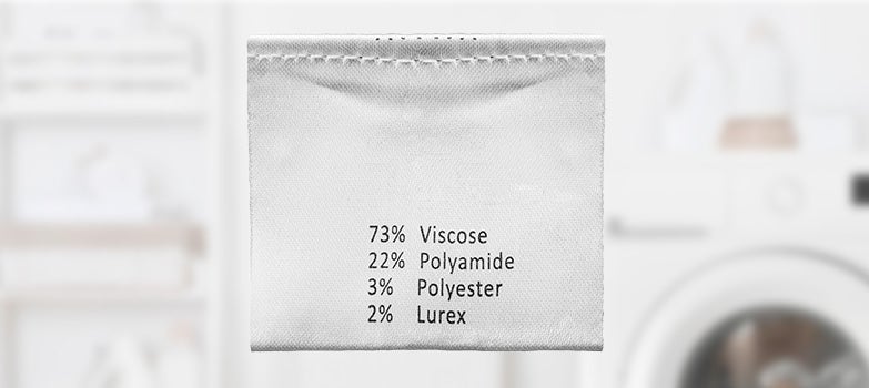 Etiqueta con la descripción de la composición de la tela de una prenda de mezclilla
