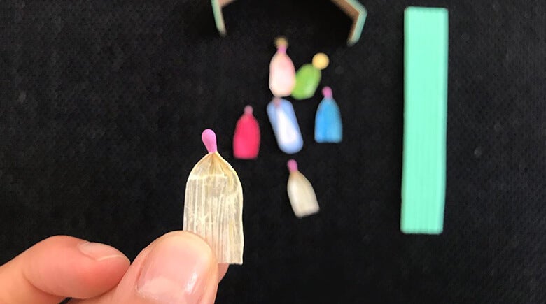 mano tomando fosforos