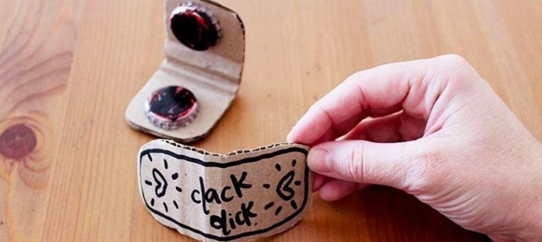 Castañuelas con tapas de botellas y cartón