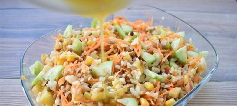 bañando la ensalada con la vinagreta