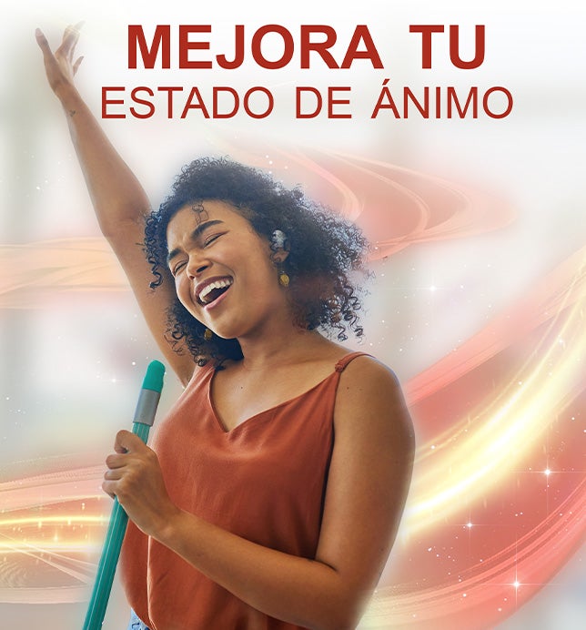 Mujer realizando limpieza de piso de muestra