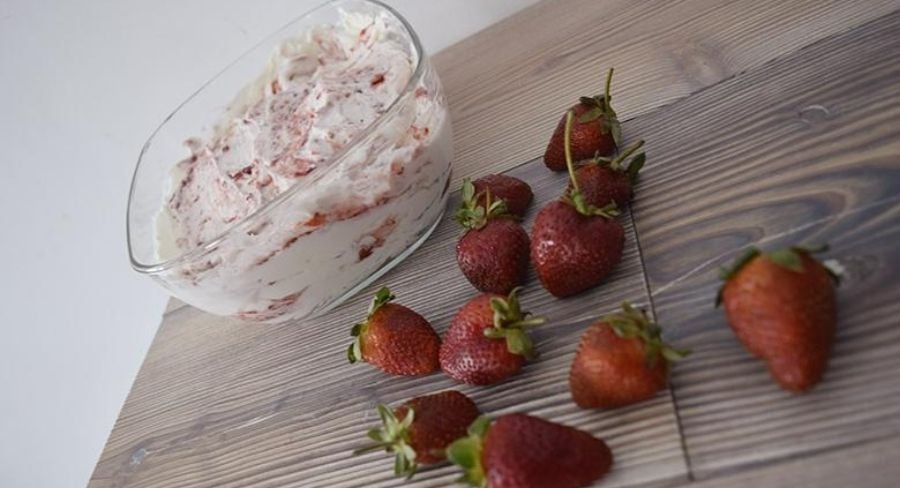 Helado de fresa sencillo y muy cremoso