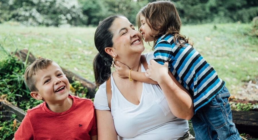 mamá e hijos riéndose