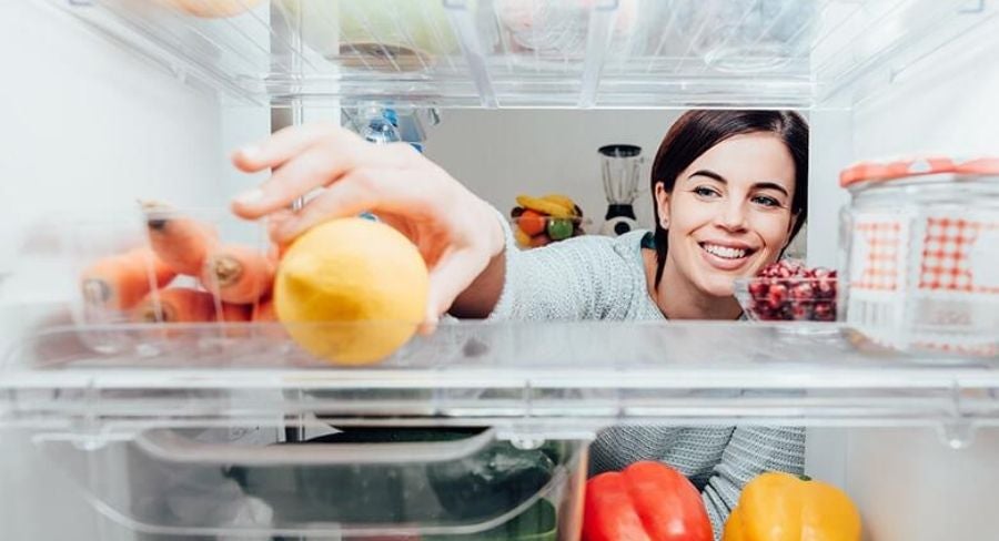 mujer poniendo fruta