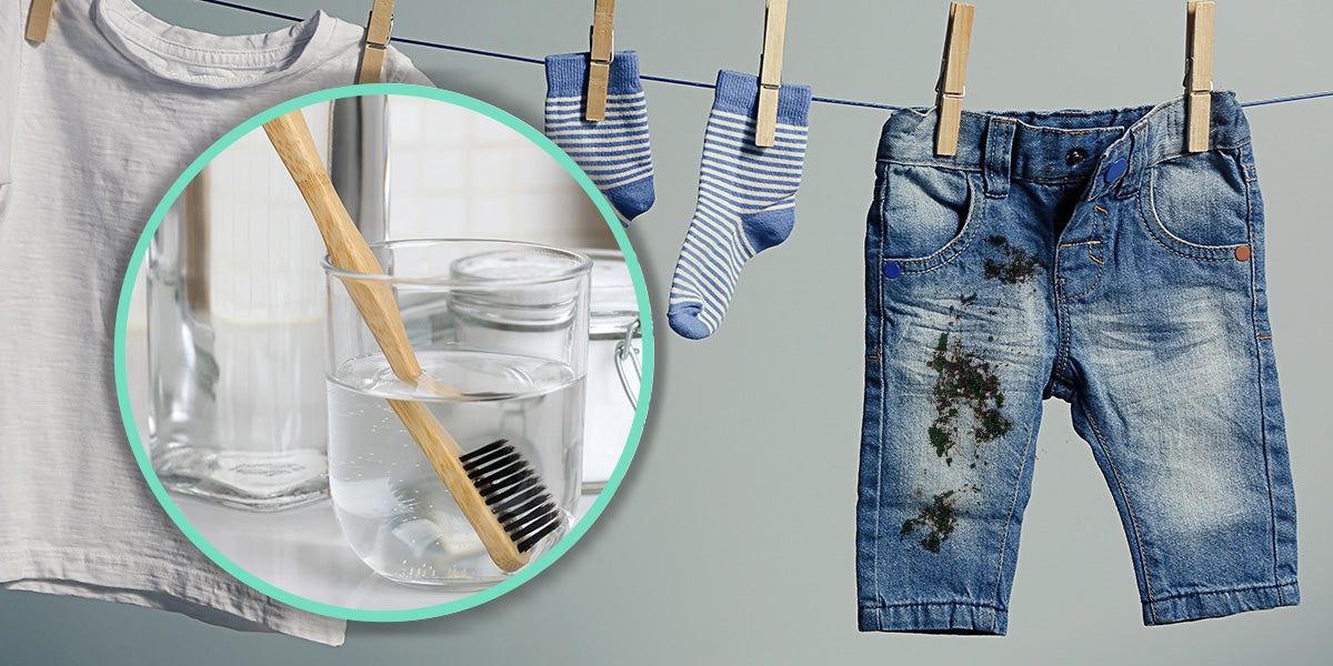 Combina jabón líquido para trastes Axion con agua tibia. Usa un cepillo de cerdas suaves para tratar las manchas en los tenis con la solución de agua. Repite las veces que sea necesario 