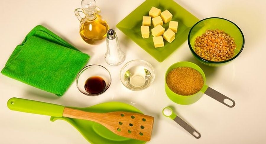 Media taza de maíz. 4 cucharadas de aceite. 1 cucharadita de esencia de vainilla. 2 cucharadas de azúcar morena. 4 cubos medianos de mantequilla.