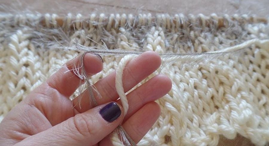 Tejiendo con hilo con pelo con hebras en conjunto