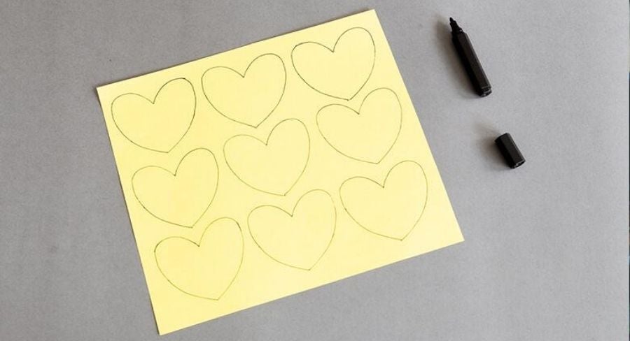 Papel de colores con corazones dibujados