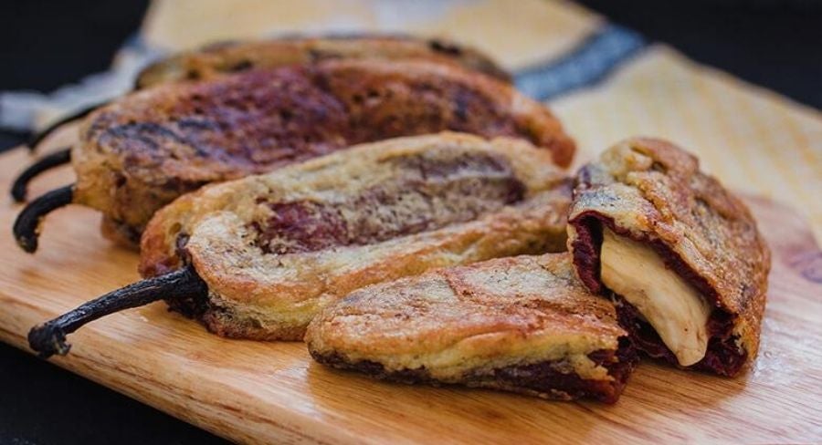 Chiles rellenos capeados