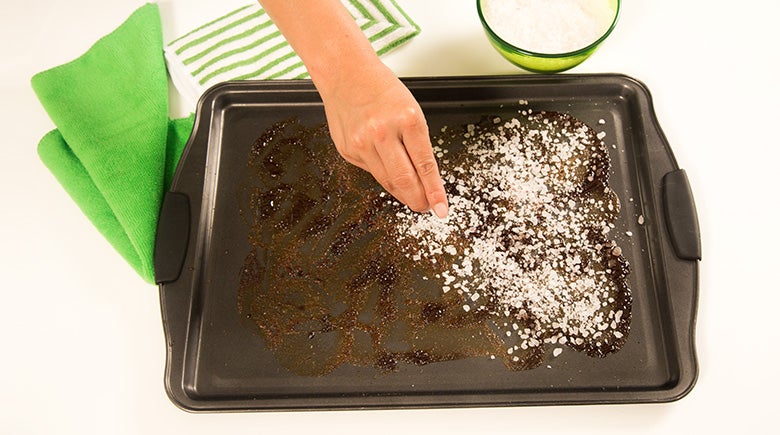 aplicando sal a la bandeja 