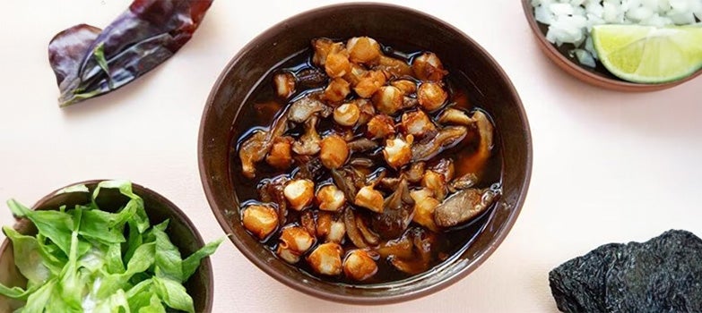 Pozole mexicano servido