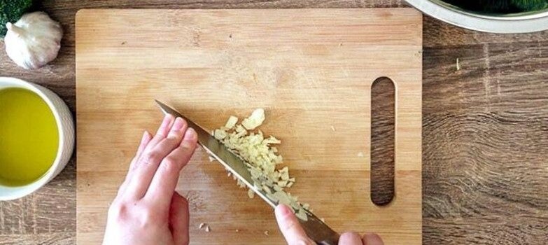 Ajos siendo finamente picados