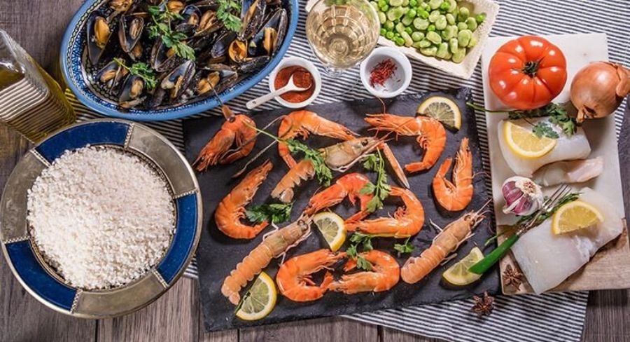 Ingredientes para preparar paella de marisco