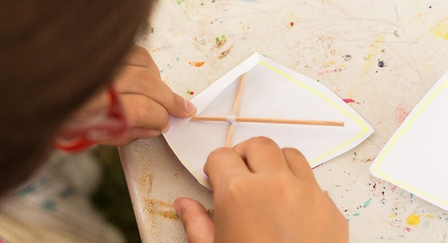 Amarrar palitos hilo forma de cruz