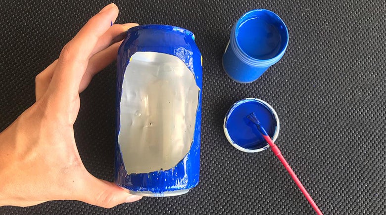 sosteniendo lata abierta