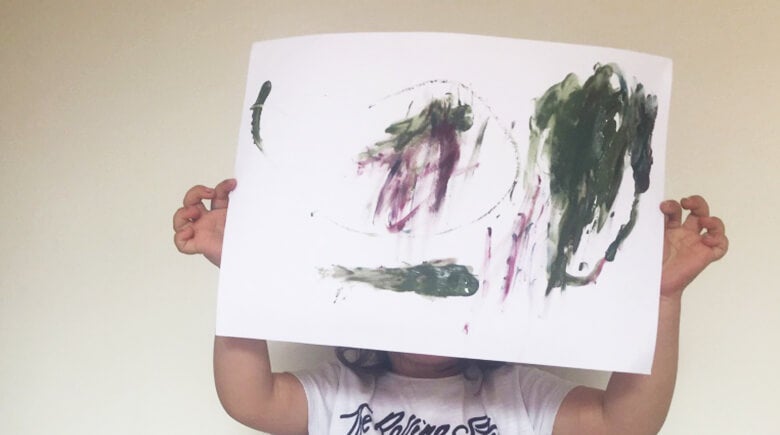 Familia feliz decorando juntos su hogar