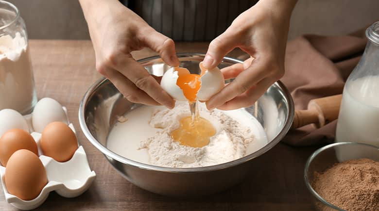 aplicando ingredientes a la mezcla