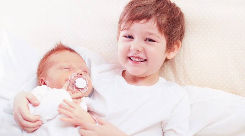 Hermanos mayores cuidando y jugando con sus hermanos menores