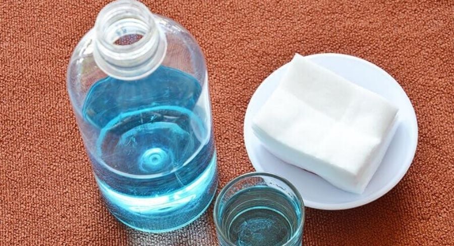 Cómo quitar manchas de tinta de la ropa: frota la mancha con un algodón humedecido con alcohol hasta que la mancha desaparezca