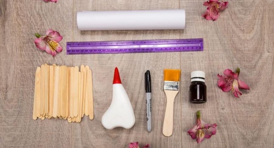 Materiales para hacer una repisa de palitos de paleta