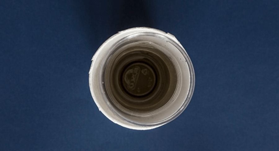 Vaso de unicel con cemento y agua con un vaso pequeño plastico dentro