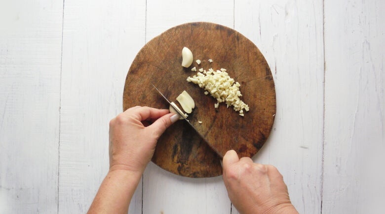 Insecticida casero: Picar el ajo en trozos muy pequeños